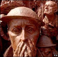 Detail památníku odhaleného v Londýně