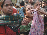 कंकाल ले जाते पुलिस कर्मी