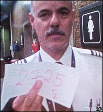 Dale Robbin Hersh no momento em que fez o gesto obsceno em sua identificação