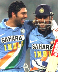 युवराज सिंह और महेंद्र सिंह धोनी