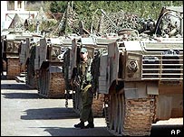 Militares israelenses em prontidão na fronteira com o Líbano