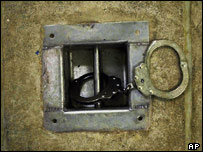 Guantanamo Üssü'nde bir hücrenin kapısı