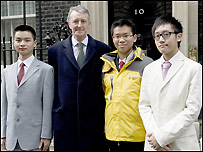 与英国环境大臣Hilary Benn在唐宁街１０号