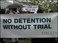 Protesty proti zadržování podezřelých bez soudu