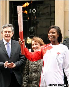 Ông Brown chào đón ngọn đuốc Olympic tại Downing Street