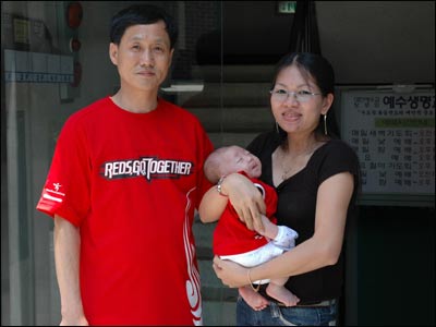 Hai vợ chồng chị Phương