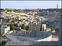 Batı Şeria'da inşa edilen duvar