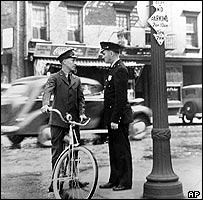 يک مامور وسترن يونيون با پليس صحبت می کند