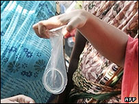 یک زن هندی، روش استفاده از کاندوم زنانه را برای زنان آموزش می دهد