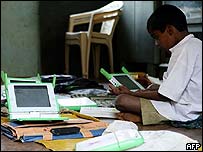 लैपटॉप पर काम करता बच्चा