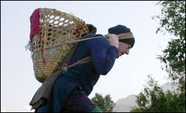 Ade carrys 35Kg in the Dhoko Race