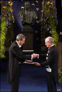 Orhan Pamuk (L) receiving the Nobel Prize (file photo)