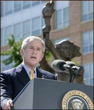 Tổng thống Bush tại đài tưởng niệm phỏng theo tượng của các sinh viên hồi vụ Thiên An Môn