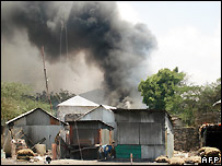 Somali'de yanan bir ev