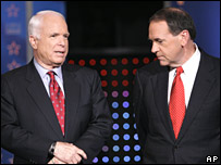 John McCain (esq.) e Mitt Romney (foto arquivo)