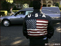 Homem acompanha funeral de soldado americano morto no Iraque