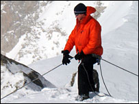 Mike Grocott, líder da expedição, treinando antes de seguir para o Everest