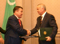 Икки давлат президентлари ўзаро имзоланган битимлар нусҳаларини алишмоқдалар