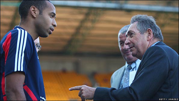 Houllier chats to Thierry Henry