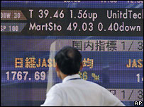 Doanh nhân theo dõi tỉ giá chứng khoán tại Nhật