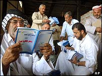 Iraquianos em Najaf lêem cópia de projeto de Constituição