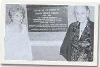 Nancy Evans a Nancy Jones yn dadorchuddio'r gofeb