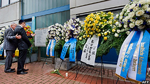 Vice-primeiro-ministro de Israel, Silvan Shalom, deposita coroa de flores na Vila Olímpica de Munique (AFP/Getty)
