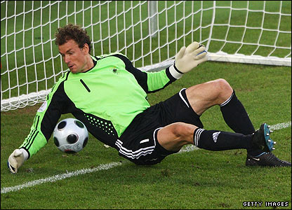 Jens Lehmann không ngăn được cú sút của Ugur Boral
