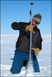 Cientista perfura o gelo para medir a espessura da ilha