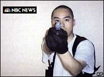 Cho Seung-Hui, em foto enviada à rede de TV americana NBC News (foto: NBC News)