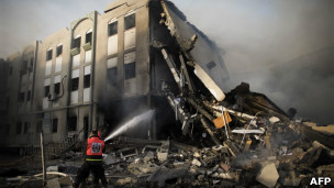 Bombeiros controlam fogo em prédio de ministério palestino em Gaza