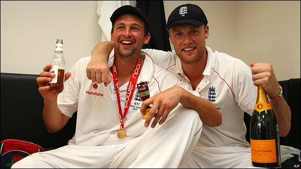 Steve Harmison and Flintoff celebrate the Ashes victory