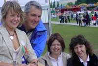 Manon gyda'i thad, Elis Jones a dwy o weinyddesau meithrin pan oedd yn yr ysgol, Sian Williams, Llangernyw a Meira Jones, Llanfair Talhaearn, ar Faes y Steddfod