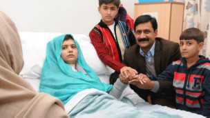 Бирмингэмде Малаланын жанында болууга атасы Зияуддин, апасы Туурпекай жана инилери Кушал, Атул да келишкен.