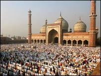 नमाज के लिए इकट्ठा मुस्लिम