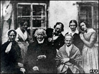 Vợ Mozart là người ngồi ở góc tận cùng bên trái của hình