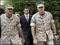 سرهنگ دوم جفری چسانی (سمت راست) همراه با وکلای مدافعش