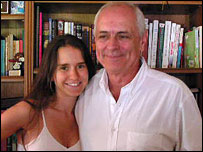 O embaixador brasileiro em Israel, Pedro Motta, ao lado da filha Laila (Foto: Guila Flint)