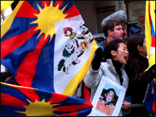 Người Tây Tạng biểu tình ở Anh 