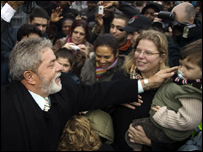 Lula cumprimenta brasileiros em visita a Newham (Foto: Eduardo Martino/Documentography)