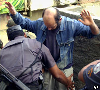 Policial revista morador de favela no Rio