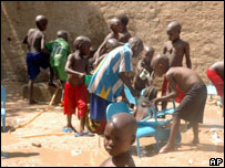 چند کودک در حال بازی در یتیم خانه ای در چاد