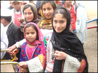 از راست به چپ، تمنا هاشمی، ملبس با لباس افغانی