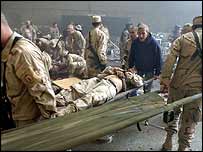 Musul'daki askeri üsteki patlamanın ardından yaralıları taşınıyor