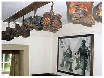 Esgidiau cerdded yn crogi o'r to