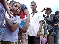 Obyvatelé Acehu čekají na potraviny, Blang Bintang, Banda Aceh