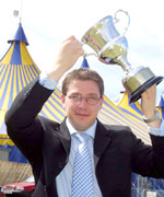 Paul Hughes, arweinydd Band Biwmaris yn dathlu ar ôl ennill cystadleuaeth i fandiau dosbarth 3