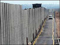 İsrail'in inşa ettiği duvar