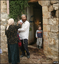 اعضای يکی از خانه هايی که اين ساختمان را اشغال کرده بودند