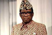 Mobutu Sese Seko - mewn gwisg o groen llewpard